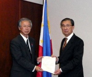 Ambassador Domingo L. Siazon, Jr. (right) receives the donation from the representative of Niigata Governor Hirohiko Izumida, official from the Niigata Prefecture's Tokyo Office.