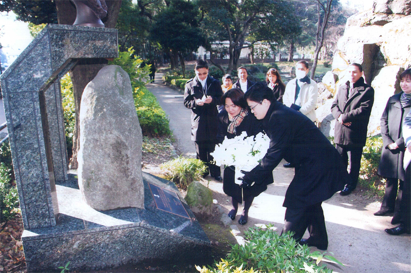 Minister Gina Jamoralin leads the wreath-laying rites in front of the marker of the former site of Tokyo Hotel above which the bust of the national herois enshrined. Assisting her is Vice Consul de Jesus as members of the Philippine Embassy look on.