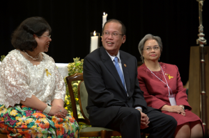 The President with Chargé d’Affaires Belen F. Anota of the Philippine Embassy in Tokyo (right) and Dr. Mel Kasuya of the Filipino community (left). (Photo by: Francis Tan/Philippine Embassy).