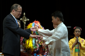 The President receiving 1,000 origami cranes from Filipino and Japanese children. (Photo by: Francis Tan/Philippine Embassy).