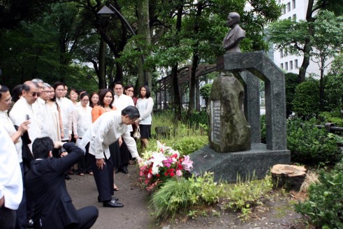Ambassador Manuel L. Lopez leads the personnel of the Philippine Embassy in Tokyo in a wreath-laying ceremony on the 150th Birth Anniversary of Dr. Jose Rizal at Hibiya Park, Tokyo.