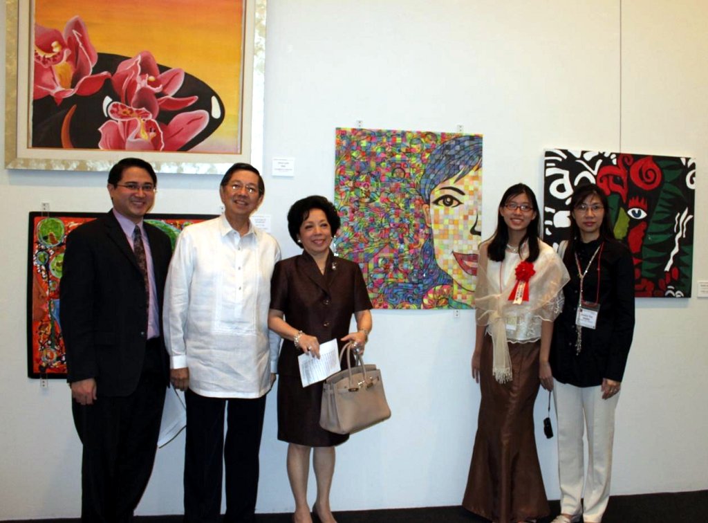 Ambassador Manuel M. Lopez and Madame Maria Teresa Lopez (2nd and 3rd from left) and 3rd Secretary & Vice Consul Hans Siriban (leftmost) join Jamille Bianca Tan Aguilar (2nd from right) and her mother Jocelyn Tan Aguilar beside her winning entry to the 12th International High School Arts Festival at the Ueno Royal Museum.
