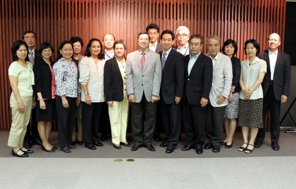 Amb. Manuel M. Lopez (6th from left) and Drs. Aida Muncada, Sharon Triunfo and Ma. Paz Corrales of the RP Medical Assistance Team (3rd, 4th and 5th from left) with Japanese Ministry of Foreign Affairs officials, Japanese doctors and local volunteers.