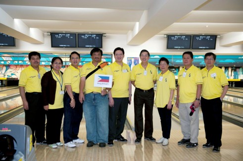 H.E. Ambassador Manuel M. Lopez with the Philippine Embassy team, the ACT Bowling Tournament 2011 first runner up.