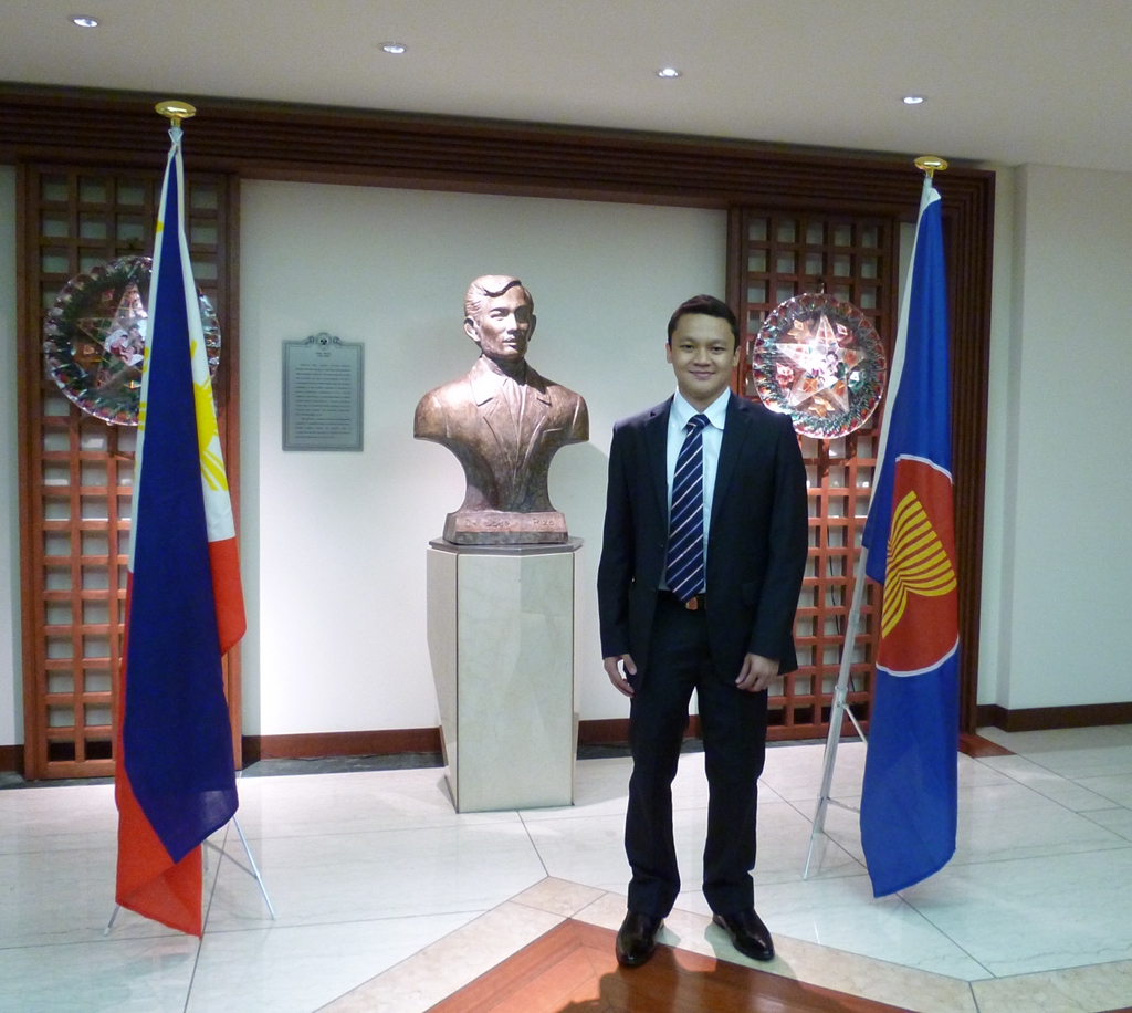 Mr. Dan Erwin Cruz Bagaporo visited the Philippine Embassy in Tokyo after being awarded 1st prize in the youth category of the Goi Peace Foundation and UNESCO sponsored International Essay Contest for Young People.