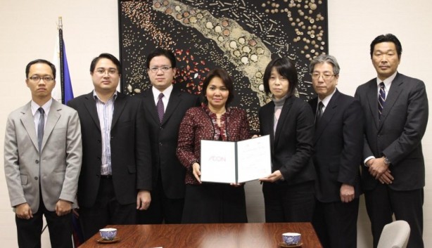 CDA, a.i. Gina Jamoralin (middle) and Embassy officials, Second Secretary and Consul Christian de Jesus (3rd from left), Second Secretary and Consul Hans Siriban, Commercial Attaché Froilan Pamintuan  receive Ms. Yukiyo Komatsu, Group Chief Environmental Officer of AEON Co. Ltd.( 3rd from right), Mr. Kazuhide Kamitani, President and CEO of AEON Credit Service Co. Ltd (2nd from right), and Mr. Nobuyuki Abe, President and Representative Director of MINISTOP Co. Ltd. (extreme right).