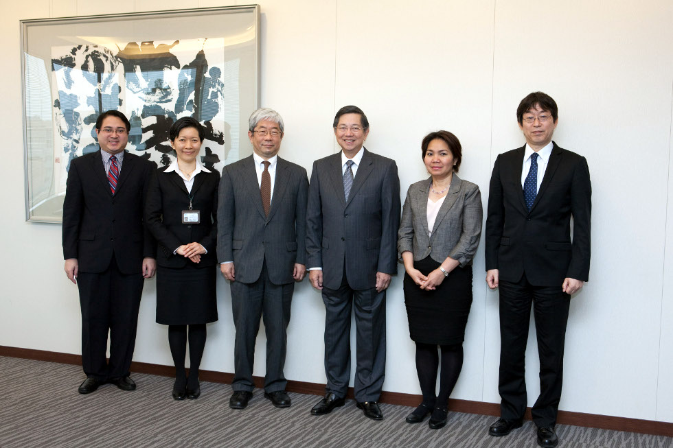 Ambassador Lopez and JICA Vice President Arai are joined by Philippine Embassy officials Minister Gina Jamoralin (2nd from right) and Second Secretary Hans Mohaimin Siriban (leftmost) and JICA Director General Koki Hirota (rightmost) and JICA Director Megumi Muto (2nd from left).