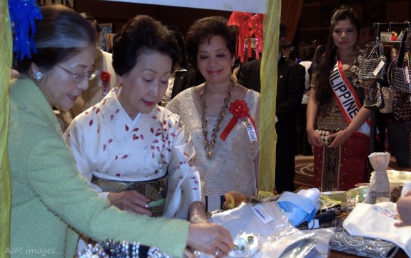 HIH Princess Hitachi selects some Philippine handicrafts.