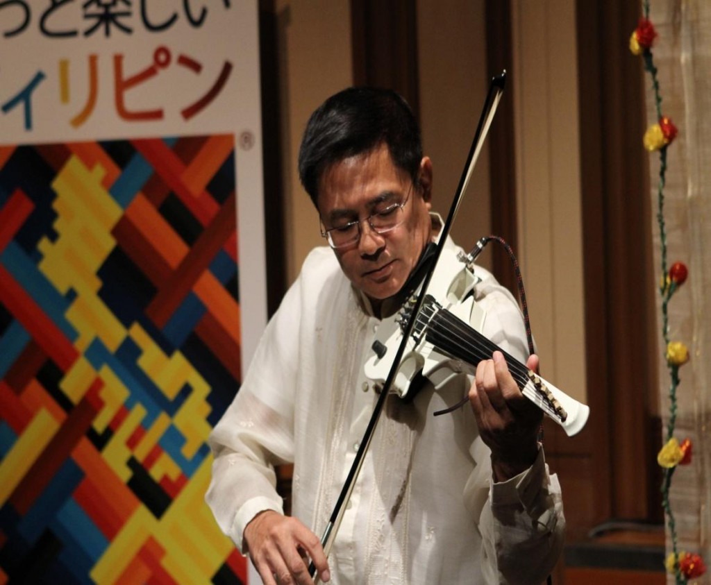 Renowned Filipino violinist John Lesaca entertained the guests with a medley of Filipino, Japanese and international songs. The Philippine Cultural Dance Troupe of the Tokyo University of Foreign Studies (Tokyo Gaidai) performed the subli and tinikling much to the delight of the guests.
