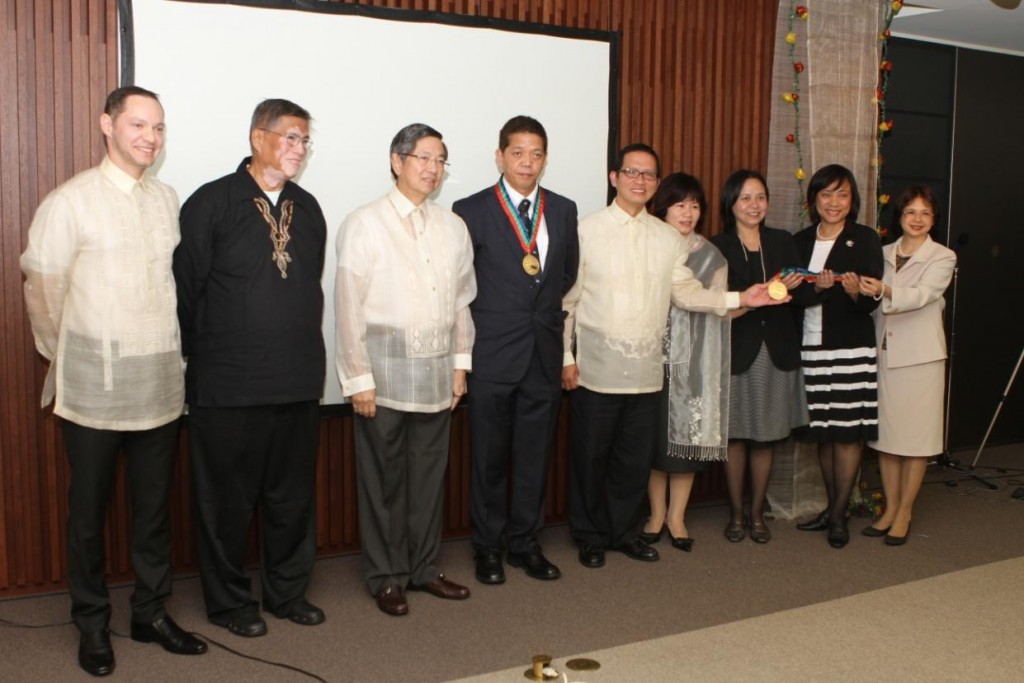Amb. Lopez (third from left) is joined by Fr.Tanalega S.J. of UGAT Foundation (second from left), Enrique Olives of TFC-Japan (leftmost) and the awardees, Mr. Nestor Puno of Sagip Migrante (fourth from left), (from rightmost) April Morito, Cristina Tanaka, Carina Morita, Malou Okuyama, and Frank Ocampos of NETFIL.