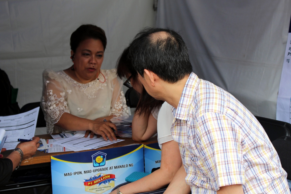 PagIBIG representative Olivia Akatsu provides advise to the public on PagIBIG programs during the ARTA Caravan in Hibiya Park, Tokyo at the 2017 Philippine Festival.
