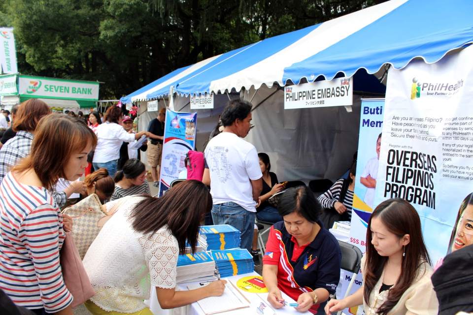 Philippine Embassy personnel register Filipinos eagerly availing of government front-line services in the ARTA Caravan during the 2017 Philippine Festival.