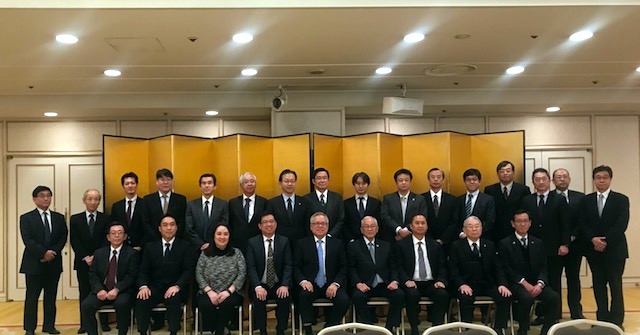 Secretary of Trade and Industry Ramon T. Lopez (center) and Ambassador Jose C. Laurel V (fourth from right) pose with representatives from Japanese Trading Houses, Financial Institutions, and LOI Signatories at the Roundtable Discussions on Philippine Trade and Investment Opportunities held on 30 November 2018 in Tokyo, Japan.