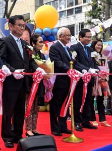 Philippine Ambassador to Japan Jose C. Laurel V (center) at the ribbon cutting to officially open the 3rd Pistang Pinoy sa Shizuoka. Joining the Ambassador in the ceremonices are Mme Milagros Consolacion P. Laurel (2nd from left), Consul General Robespierre Bolivar (2nd from right) and Mme Maria Aurora J. Bolivar (rightmost).