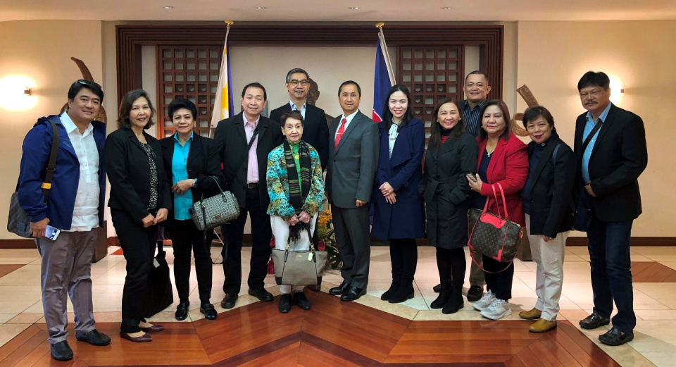 Deputy Chief of Mission Eduardo M.R. Meñez (center) poses with Makati City barangay officials and Asian Institute of Management officials at the Philippine Embassy in Tokyo, Japan.