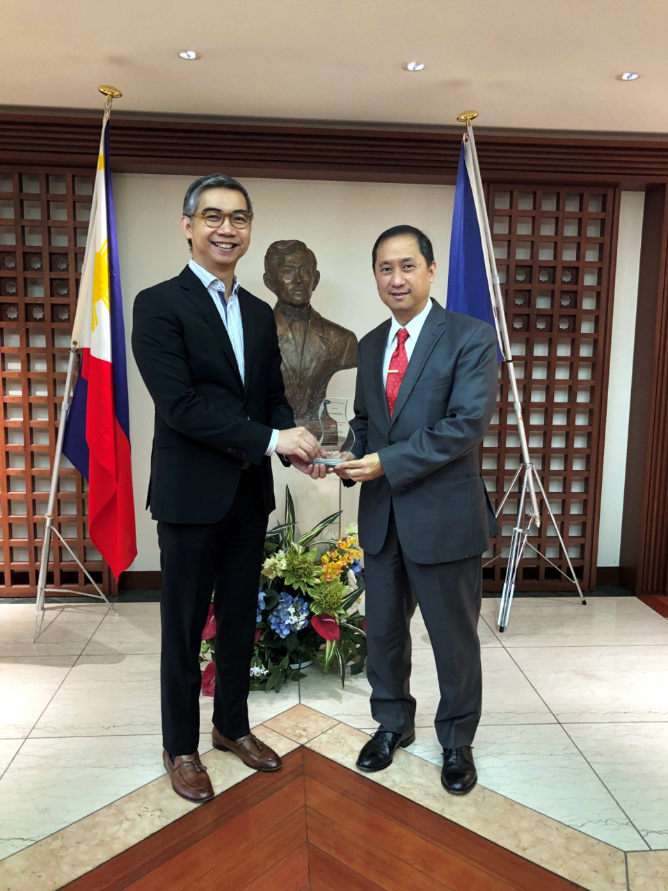 Deputy Chief of Mission Eduardo M.R. Meñez (right) receives the Plaque of Appreciation from Prof. Manuel De Vera of the Asian Institute of Management (left).